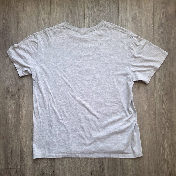 Gray Banksy Man Throwing Flowers print t-shirt, size XXL - Picture 6 of 7